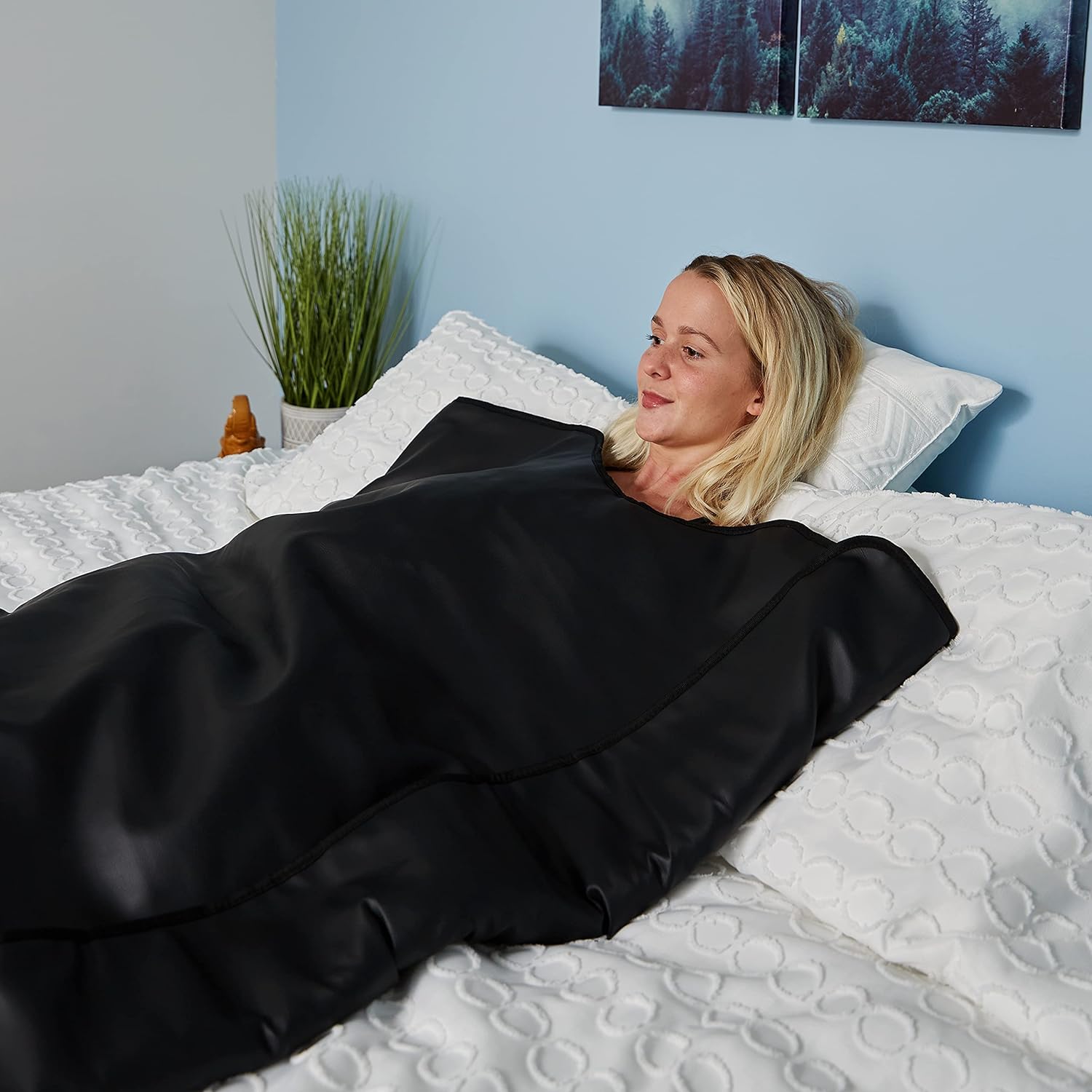 Infrarød Saunatæppe fra arctic recovery bruges af en dame der ligger i sin seng